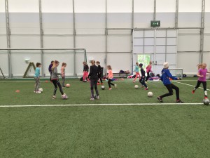 Fotballskole i måndalshallen.